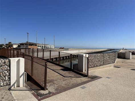 Rapine e risse sul lungomare di Milano Marittima. Per due dei .